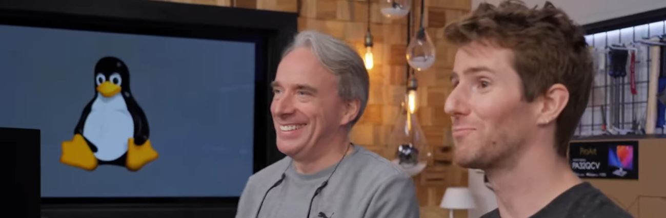 Linus Torvalds montando un PC